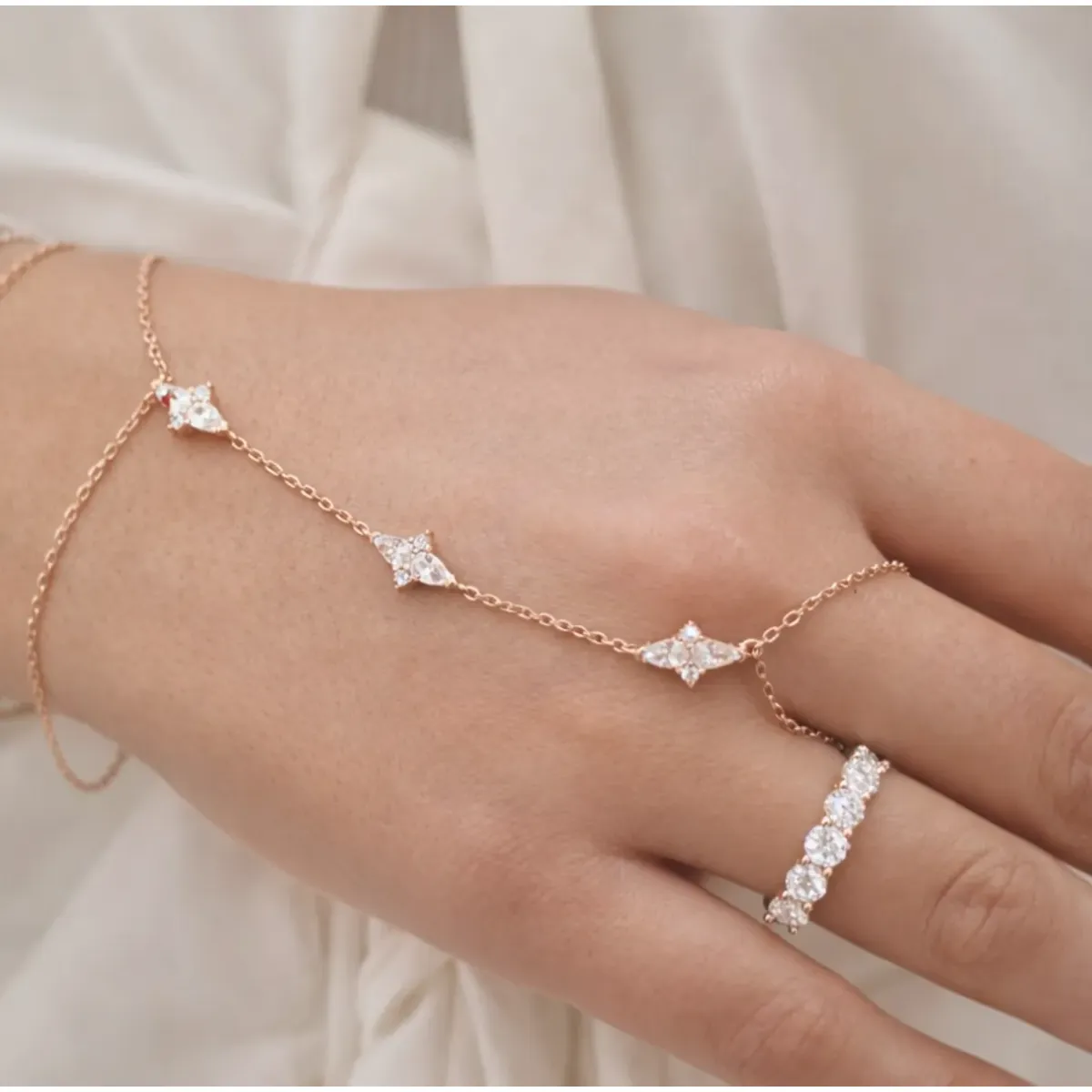 THREE STARS HAND CHAIN